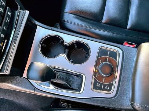 Used 2019 Jeep Grand Cherokee Limited image 17