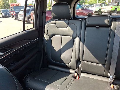 Used 2025 Jeep Grand Cherokee Overland AWD/4WD image 12