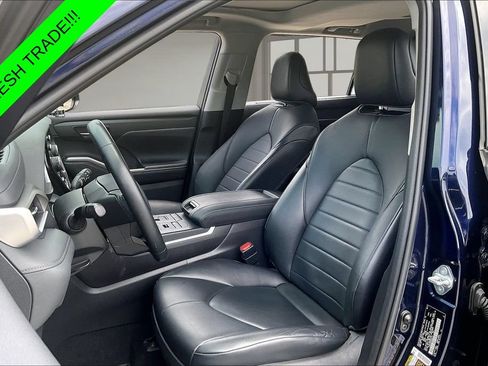 Used 2021 Toyota Highlander XLE AWD/4WD image 21