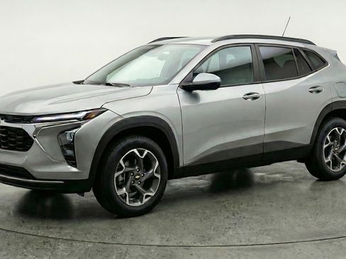 Used 2025 Chevrolet Trax LT w/ LT Convenience Package image 3