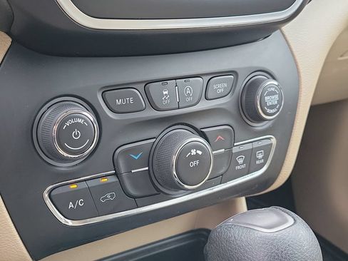 Used 2020 Jeep Cherokee Latitude w/ Cold Weather Group AWD/4WD image 33