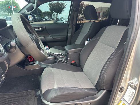 Used 2022 Toyota Tacoma TRD Sport w/ Technology Package RWD image 9