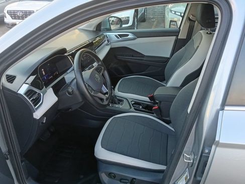 Used 2025 Volkswagen Taos SE FWD image 4