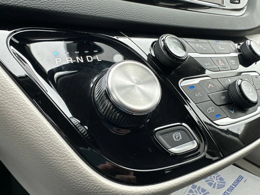 Used 2023 Chrysler Pacifica Touring-L FWD image 18