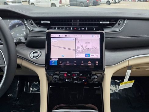 New 2025 Jeep Grand Cherokee Limited w/ Luxury Tech Group II image 30