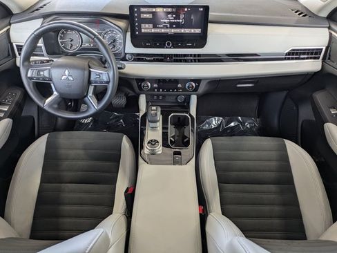 Used 2025 Mitsubishi Outlander SE FWD image 17