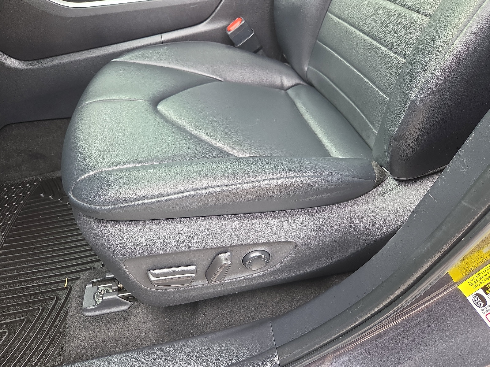 Used 2024 Toyota Highlander XLE AWD/4WD image 14
