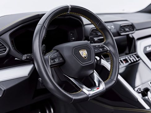 Used 2022 Lamborghini Urus AWD/4WD image 47