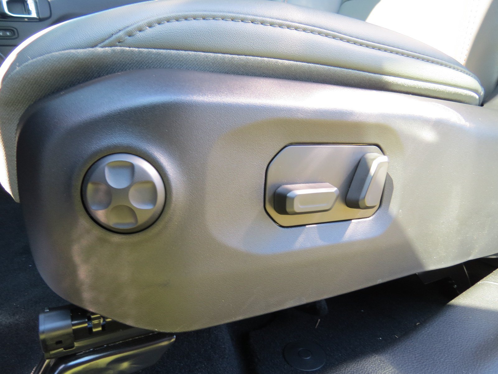 Used 2025 Jeep Gladiator Mojave AWD/4WD image 13