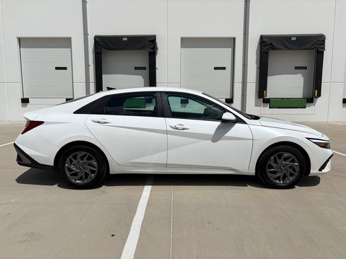 Used 2026 Hyundai Elantra Hybrid FWD image 3