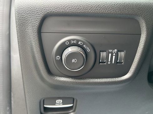 Used 2025 Jeep Grand Cherokee L Limited w/ Black Appearance Package image 21