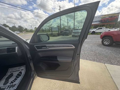 Used 2021 Volkswagen Atlas Cross Sport SE image 29