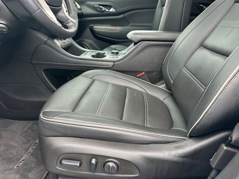 Used 2022 GMC Acadia Denali w/ Denali Ultimate Package image 10