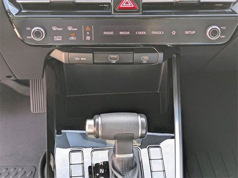 Used 2024 Kia Niro LX image 15