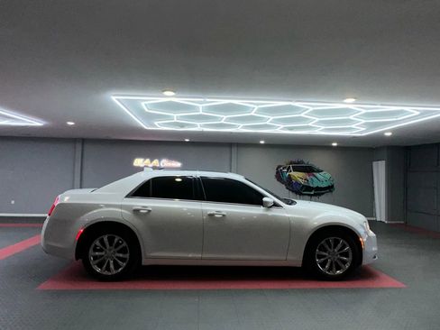 Used 2016 Chrysler 300 Limited image 7