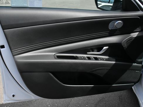 Used 2025 Hyundai Elantra Limited image 14