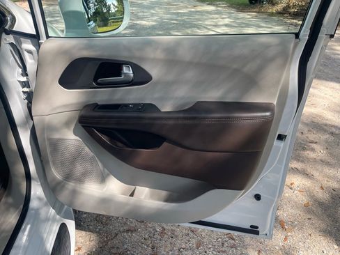 Used 2018 Chrysler Pacifica Touring Plus image 9