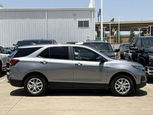 Used 2023 Chevrolet Equinox LS w/ LS Convenience Package FWD image 3