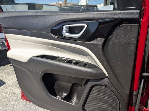 Used 2025 Jeep Compass Limited image 15