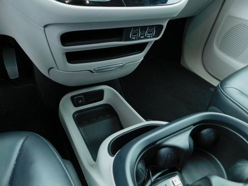 Used 2023 Chrysler Pacifica Touring-L image 32