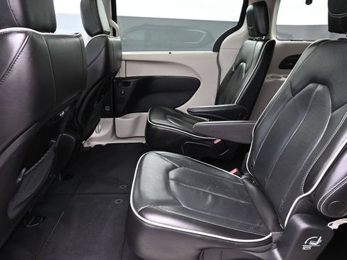 Used 2023 Chrysler Pacifica Limited FWD image 11