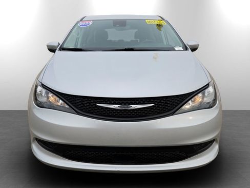 Used 2023 Chrysler Voyager LX image 4