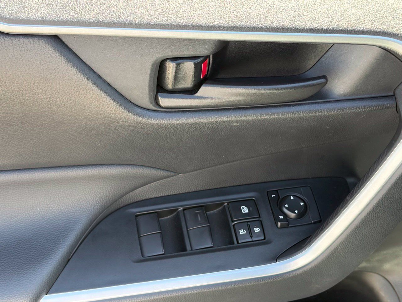 Used 2025 Toyota RAV4 LE AWD/4WD image 7