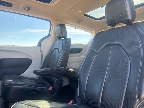 Used 2018 Chrysler Pacifica Limited image 29