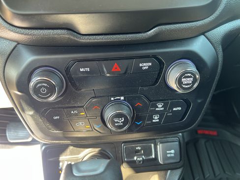 Used 2020 Jeep Renegade Altitude AWD/4WD image 24