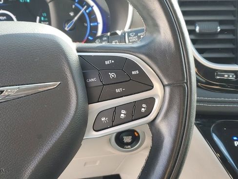 Used 2022 Chrysler Pacifica Touring-L image 15