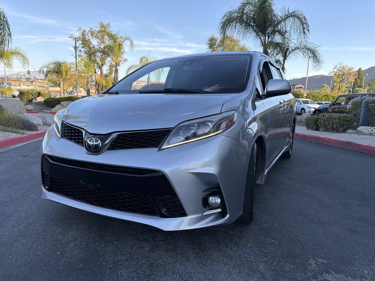Used 2018 Toyota Sienna SE FWD image 14
