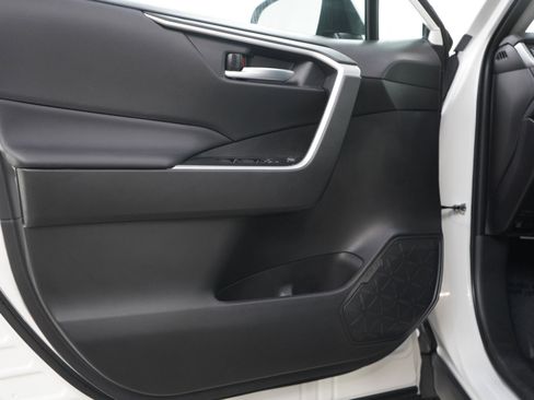 Used 2025 Toyota RAV4 XLE image 17