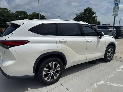 Used 2021 Toyota Highlander XLE FWD image 3