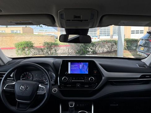 Used 2025 Toyota Highlander LE FWD image 30