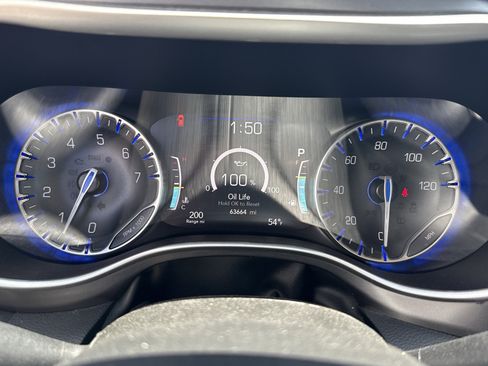 Used 2023 Chrysler Pacifica Touring-L FWD image 21