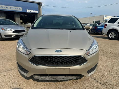 Used 2017 Ford Focus SE FWD image 2