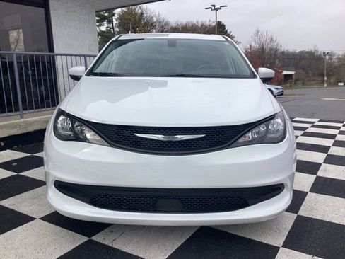 Used 2022 Chrysler Voyager LX image 3