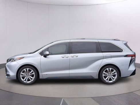 Used 2021 Toyota Sienna Platinum FWD image 2
