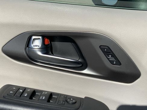 Used 2023 Chrysler Pacifica Touring-L image 24