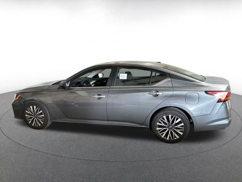 Used 2025 Nissan Altima 2.5 SV image 4
