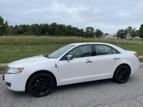 Used 2010 Lincoln MKZ image 3