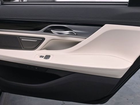 Used 2022 BMW 740i w/ M Sport Package RWD image 22
