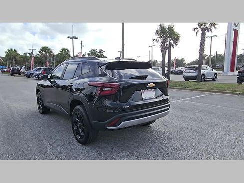 Used 2025 Chevrolet Trax LT w/ Driver Confidence Package FWD image 30