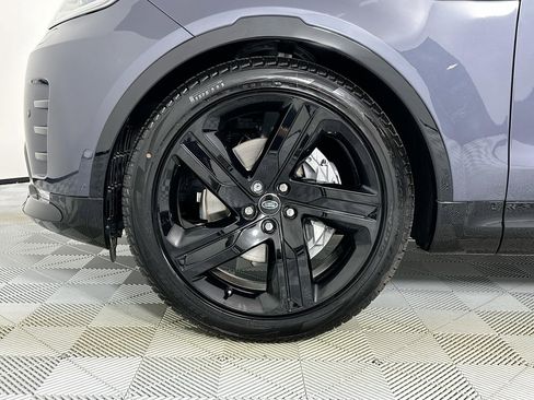 Certified 2025 Land Rover Discovery Dynamic SE image 9