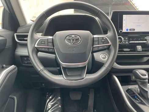 Used 2025 Toyota Highlander LE image 29