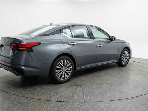 Used 2025 Nissan Altima 2.5 SV image 9