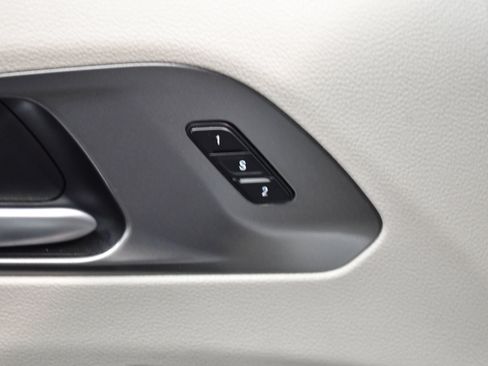 Used 2024 Chrysler Pacifica Touring-L FWD image 17