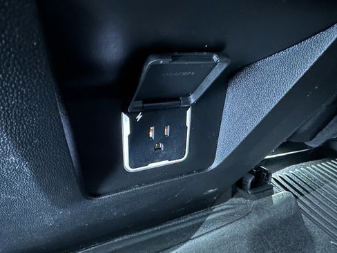 Used 2024 GMC Yukon XL SLT w/ SLT Luxury Package image 27