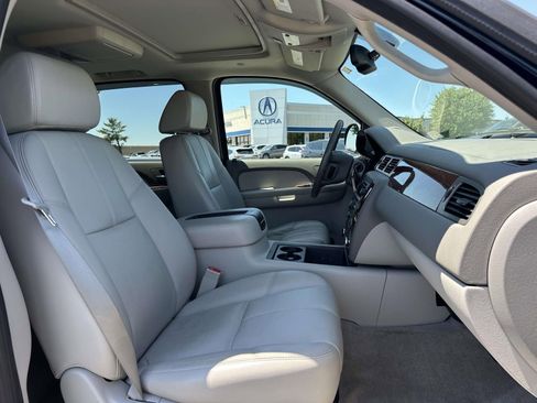 Used 2007 Chevrolet Suburban LT w/ LT Preferred Equipment Group AWD/4WD image 10