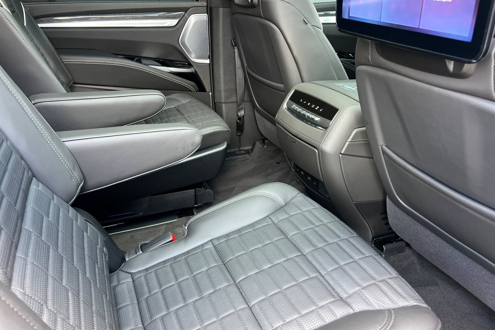 Used 2025 Cadillac Escalade V AWD/4WD image 34